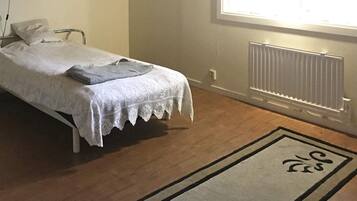 3 kamar tidur dan dilengkapi dengan perabotan berbeda-beda
