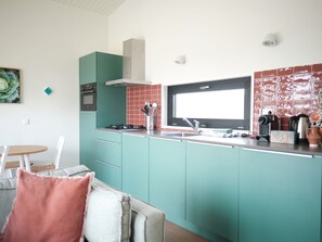 Bungalow | Privékeuken | Een kinderstoel