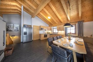 House | Dining - Restful Chalet in Wald-Königsleiten near Ski Bus (Wald im Pinzgau)