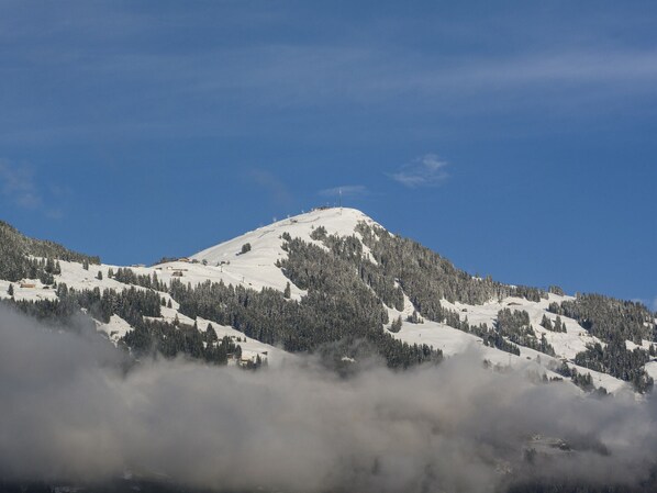 Une montagne enneigée sous un ciel dégagé.