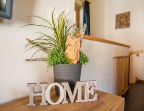 A wooden table with a potted plant and a 'HOME' sign. - Cozy Chalet with 4 Bathrooms near Königsleiten (Wald im Pinzgau)