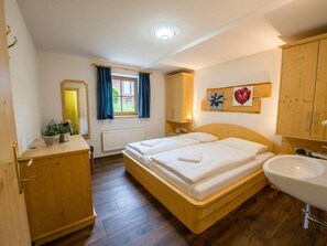 4 bedrooms, bed sheets