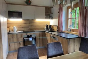 House | Private kitchen - Cozy Chalet with Sauna near Königsleiten (Wald im Pinzgau)
