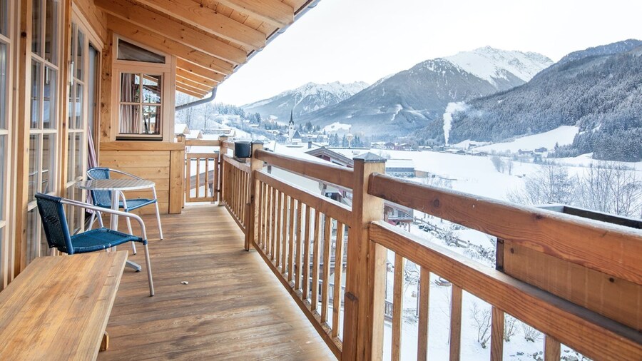 Cozy Chalet with Sauna near Königsleiten