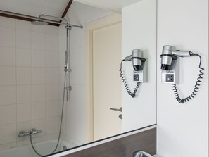 Badewanne, Haartrockner, Handtücher