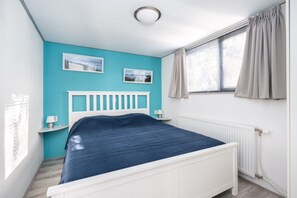 3 bedrooms, individually furnished, bed sheets - Chalet in Goedereede Near North Sea Beach (Goedereede)