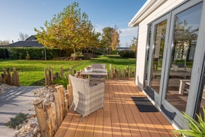 House | Outdoor dining - Chalet in Goedereede Near North Sea Beach (Goedereede)