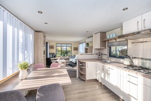 Private kitchen - Chalet in Goedereede Near North Sea Beach (Goedereede)