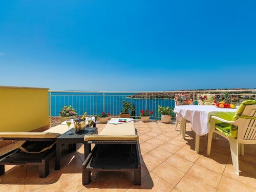 Family Villa With Private Pool and sea View for 12 People