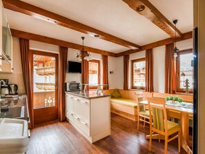 Appartement | Privékeuken | Een kinderstoel