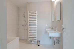 Bathtub, towels - Luxury Apartment With Terrace and all Facilities of the Harbor of Sneek (Offingawier)