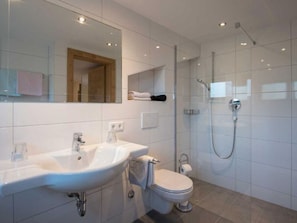 Bathtub, towels