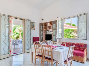 House | Dining - Belvilla by OYO Villa Amos (Noto)