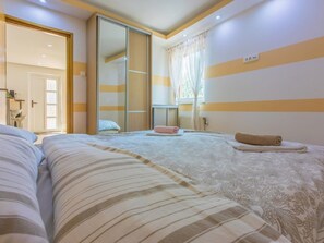 House | 4 bedrooms, individually furnished, iron/ironing board