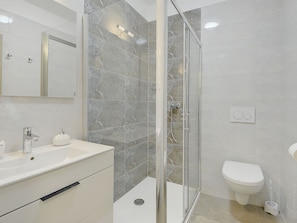 Shower, hair dryer, towels - Luxury Apartment near Sea, Beach, & Center (Medulin)