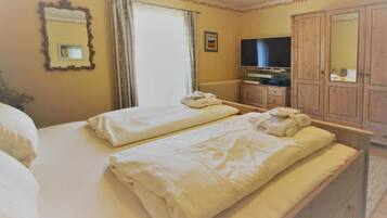 2 bedrooms, individually furnished, WiFi, bed sheets