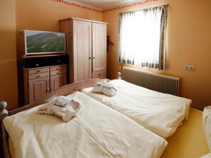 2 bedrooms, individually furnished, WiFi, bed sheets