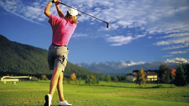 A person playing golf on a course with a mountainous backdrop. - Apartment in Seefeld Near Rosshutte Ski Resort (Seefeld in Tirol)