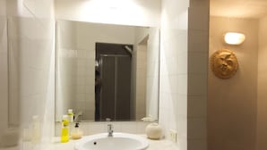 Combinazione doccia/vasca, asciugacapelli, asciugamani