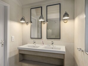 Bathtub, hair dryer, towels - Restyled House 2 Bathrooms near Flemish Coast (De Haan)