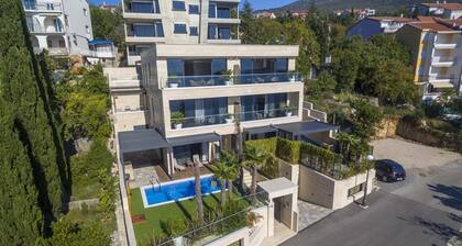 Luxury Home With Private Pool and Sauna for use, Near the Sea