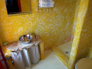 Combined shower/tub, towels