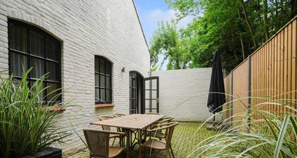 Scenic Escape With Garden