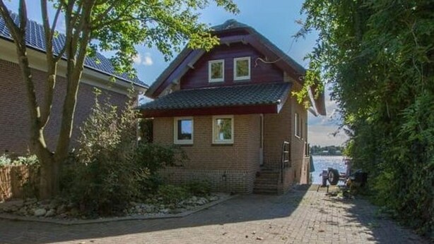 Exterior - Waterfront Holiday Home in Veen With Terrace and Lake View (Veen)