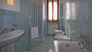 Combined shower/tub, towels