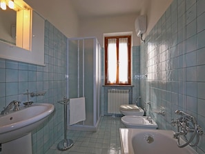 Combined shower/tub, towels - Belvilla by OYO Casalelucy (Pergola)