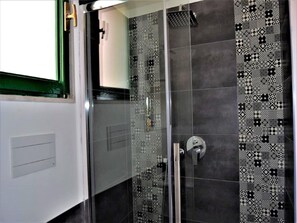 Cottage | Bathroom | Hair dryer, soap, shampoo