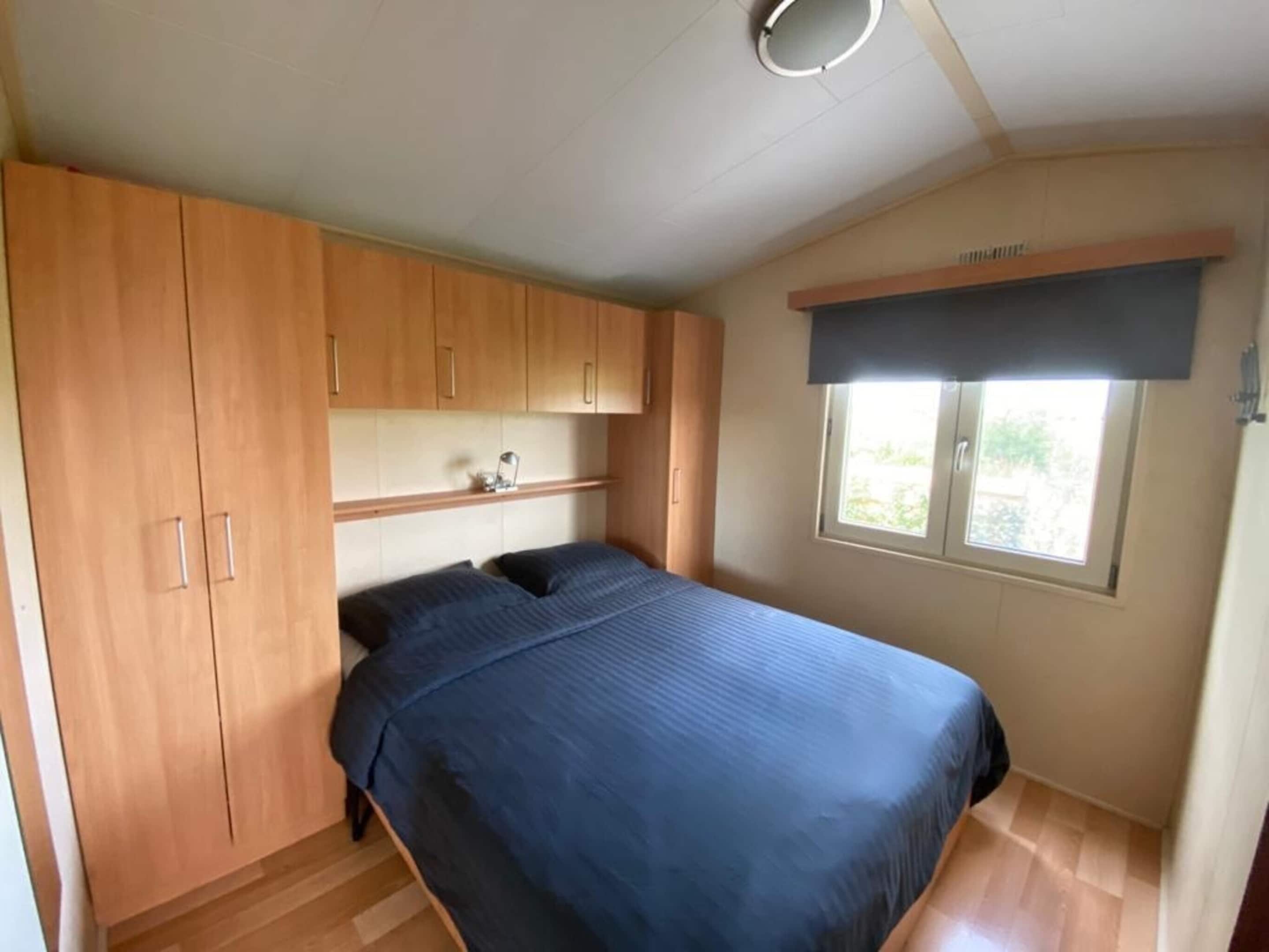 Nhà gỗ | 2 phòng ngủ, trang bị nội thất với thiết kế riêng biệt, bộ trải giường 