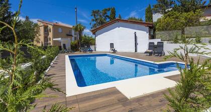 Comfortable Apartment With Pool and Large Covered Terrace