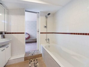 Bathtub, towels - Modest Apartment in Bad Soden-Salmünster near Hiking (Bad Soden-Salmuenster)