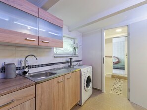 Fridge, microwave, oven, stovetop - Modest Apartment in Bad Soden-Salmünster near Hiking (Bad Soden-Salmuenster)