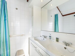 Bathtub, towels - Nice Holiday Home with Fireplace near Sea (Koksijde)