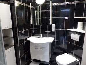 Shower, towels - Wonderful Apartment in Wuppertal Next to University (Wuppertal)