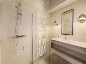 Bathtub, hair dryer, towels - Restyled House With Fireplace Near the Sea (De Haan)