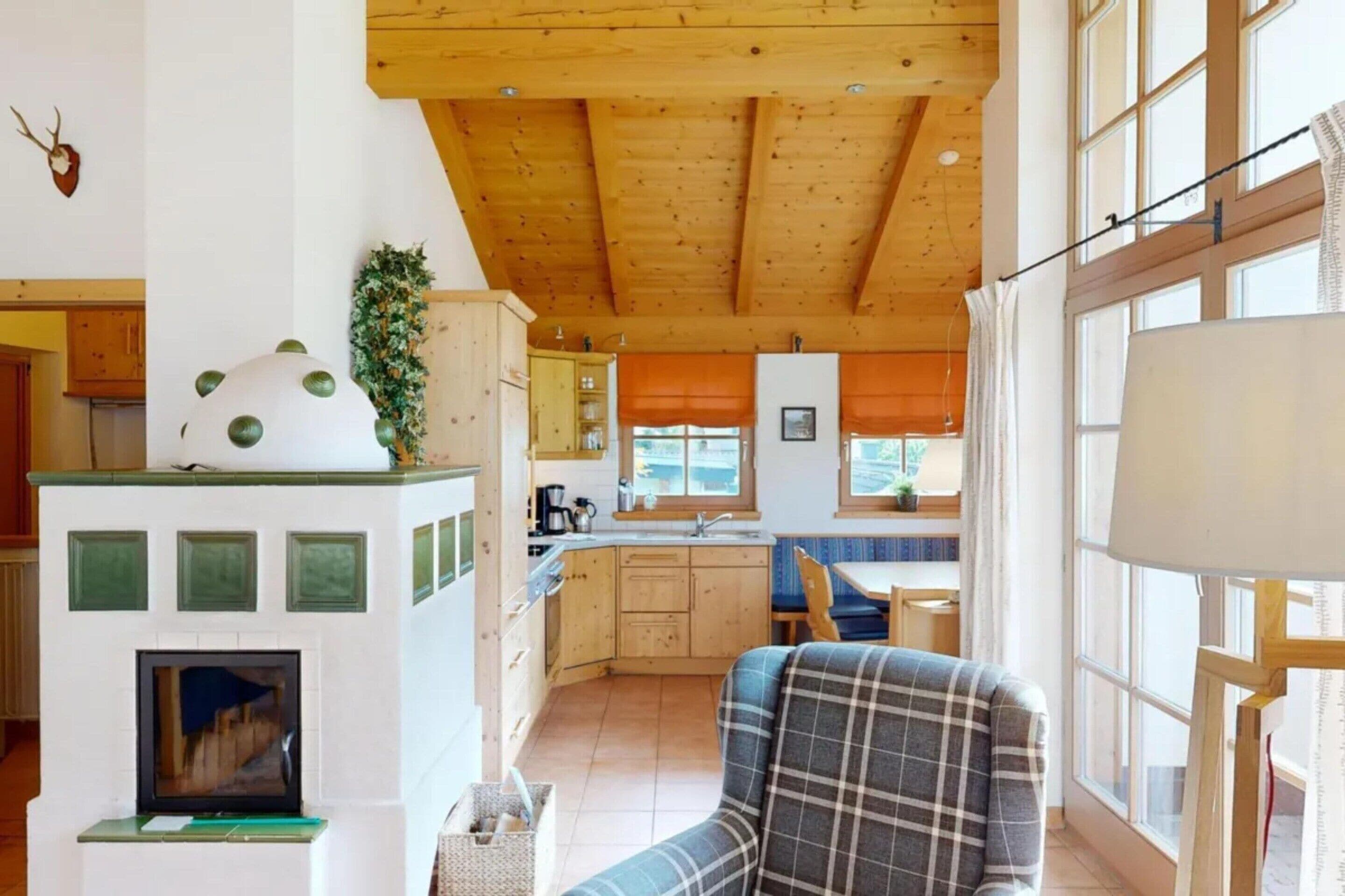 Un ambiente acogedor con chimenea, comedor y cocina.