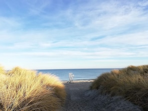 A beach path leading to the sea with dunes on either side. - Holiday Home in Jerup (Jerup)