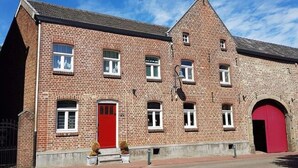 Exterior - Alluring Holiday Home in Landgraaf With Garden (Landgraaf)