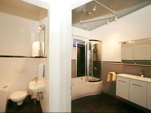Bathtub, towels - Sophisticated Apartment in Zell am See With Sauna (Zell am See)