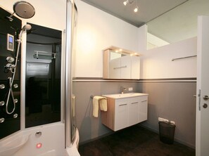 Bathtub, towels - Sophisticated Apartment in Zell am See With Sauna (Zell am See)