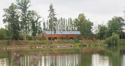 Idyllic Lakeside Cottage