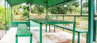 Idyllic Lakeside Cottage