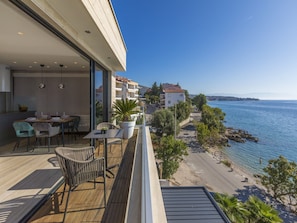 Balcony - Luxury Apartment With Private Swimming Pool, Near the Beach (Crikvenica)