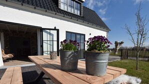 Balcony - Serene Holiday Home in Nieuwvliet With Garden (Nieuwvliet)