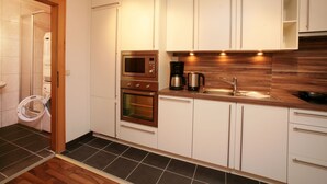 Coffee/tea maker, fridge, microwave, oven - Inviting Apartment in Kaprun near Talstation Kitzsteinhorn (Kaprun)