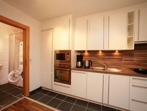 Coffee/tea maker, fridge, microwave, oven