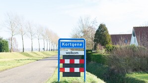 A welcome sign for Kortgene with a striped barrier. - Attractive House with Sunny Garden near Veerse Meer (Kortgene)